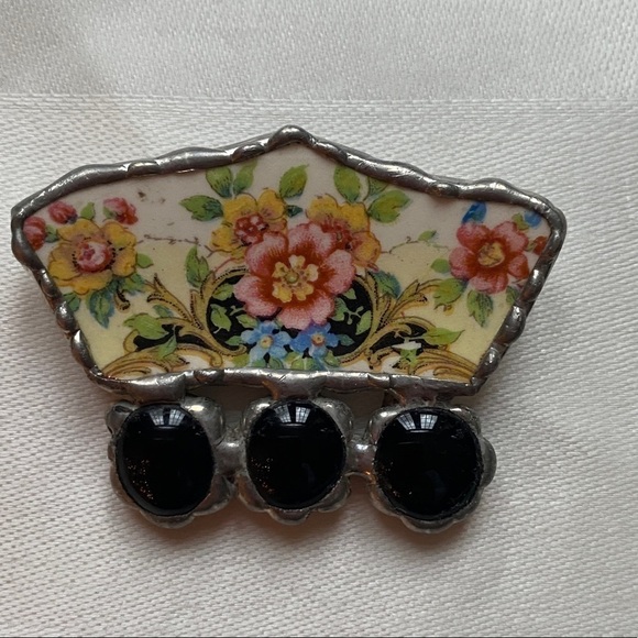 Vintage Enamel Floral with Black Stones Brooch Pin with silver toned metal. - Picture 2 of 3